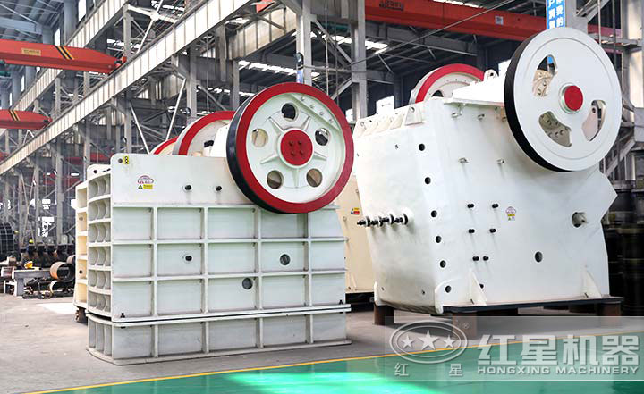 顎式破碎機(jī)實(shí)拍圖，型號(hào)多樣，價(jià)格在10-80萬之間