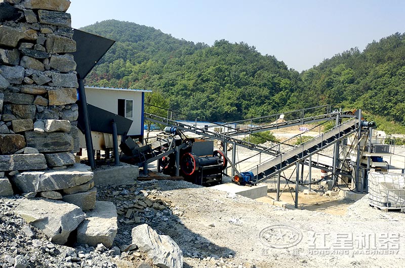 顎式細(xì)破碎機(jī)破碎現(xiàn)場，搭配制砂機(jī)使用